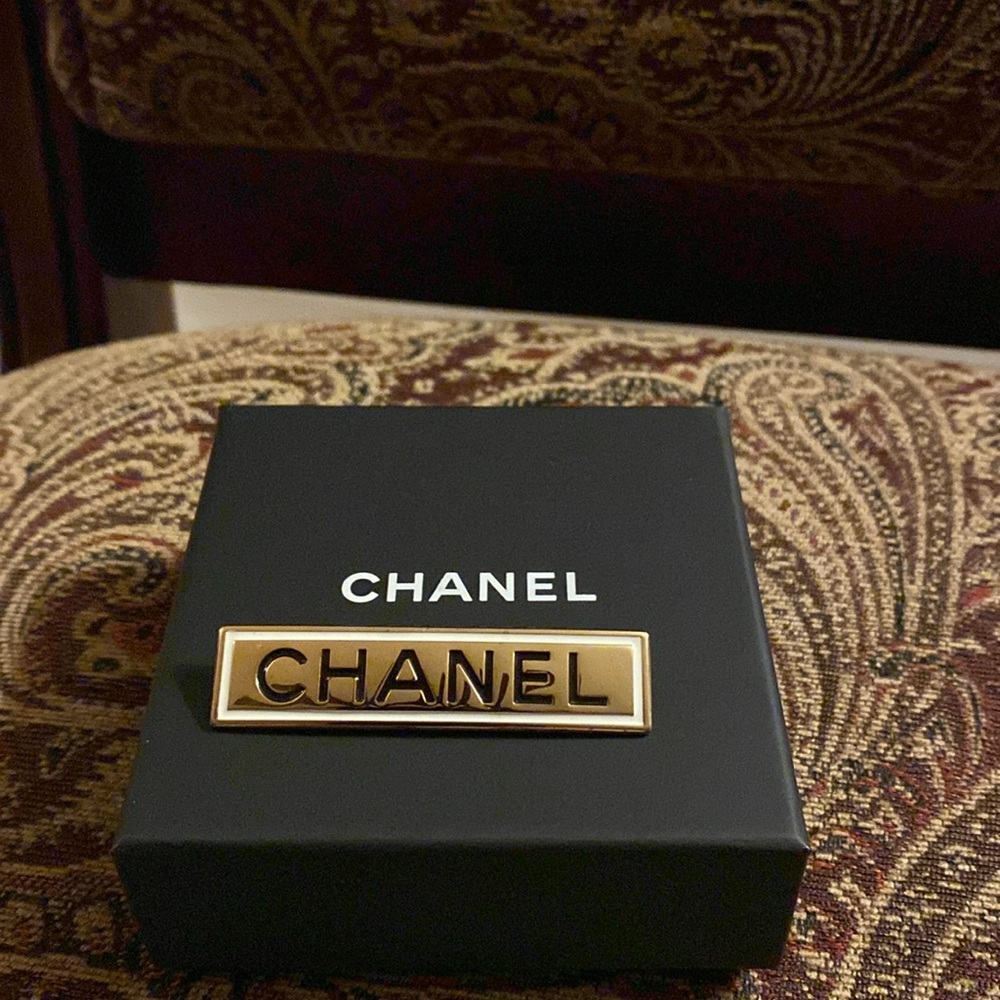CHANEL metal gold with white enamel trim and Chanel signature brooch 2021 - Picture 5 of 5
